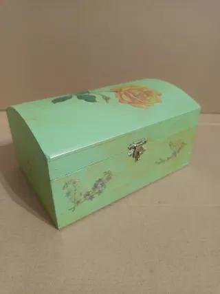 Caixa de madeira pintada