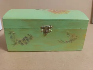 Caixa de madeira pintada