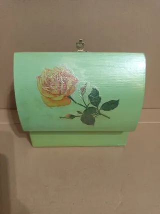 Caixa de madeira pintada