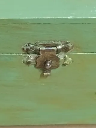 Caixa de madeira pintada