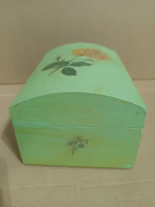 Caixa de madeira pintada