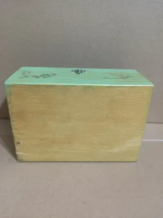 Caixa de madeira pintada