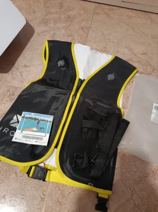 Chaleco salvavidas náutico negro y amarillo