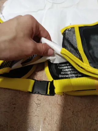 Chaleco salvavidas náutico negro y amarillo