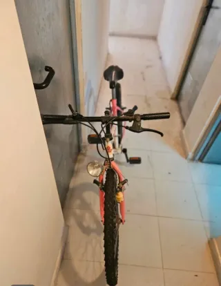 Bicicleta rosa y blanca