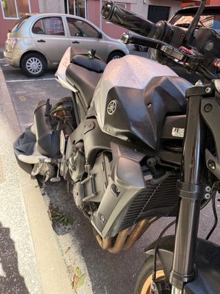Moto Yamaha FZ1 para respuesto o reparación