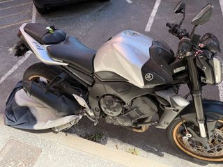 Moto Yamaha FZ1 para respuesto o reparación