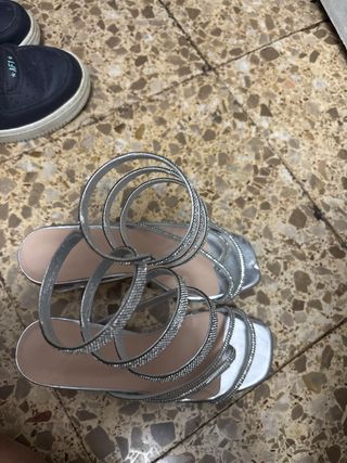 Sandalias plateadas con pedrería