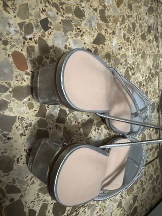 Sandalias plateadas con pedrería