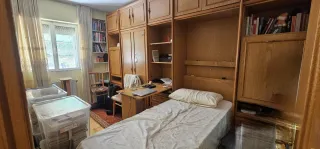 Armario modular de madera con diseño integrado