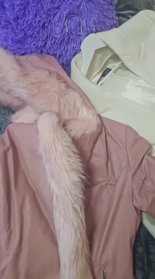 Chaqueta rosa invierno con capucha y pelo