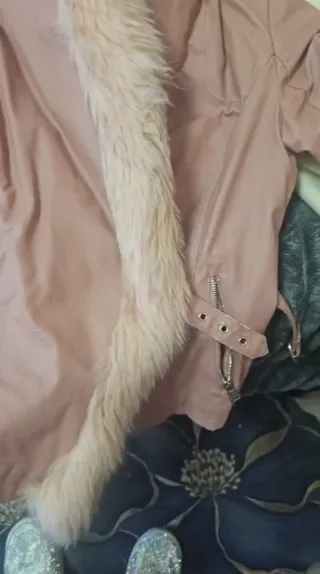 Chaqueta rosa invierno con capucha y pelo