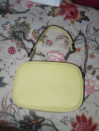 Bolso pequeño Stradivarius amarillo pastel