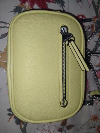 Bolso pequeño Stradivarius amarillo pastel