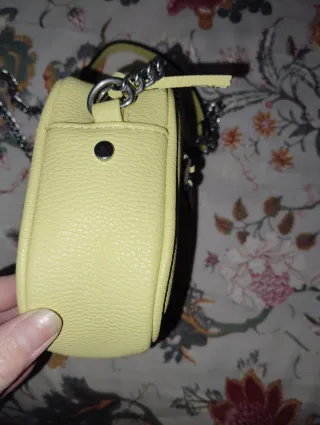 Bolso pequeño Stradivarius amarillo pastel