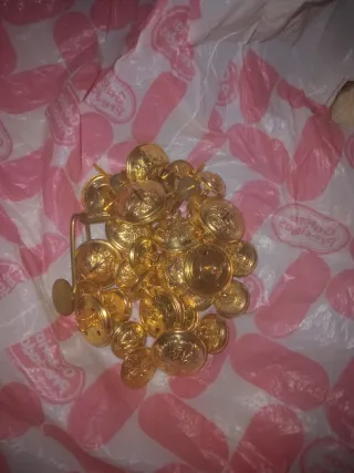 Botones dorados para abrigo
