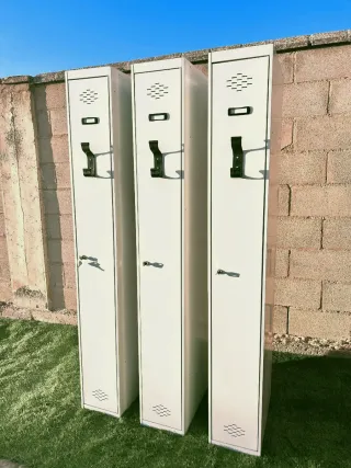 Tre casseforti metalliche singole con chiave