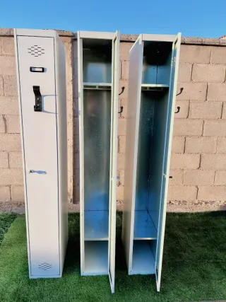 Tre casseforti metalliche singole con chiave