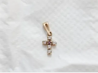 Colgante Cruz Oro con Diamantes y Rubí