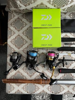 Pack 4 cañas spinning + 1 boloñesa y 5 carretes