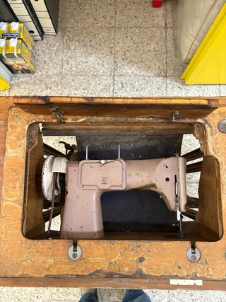 Máquina de coser Singer antigua con mesa