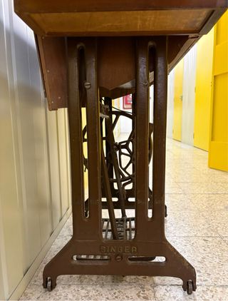Máquina de coser Singer antigua con mesa