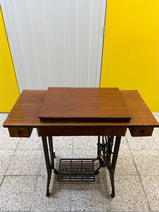Máquina de coser Singer antigua con mesa