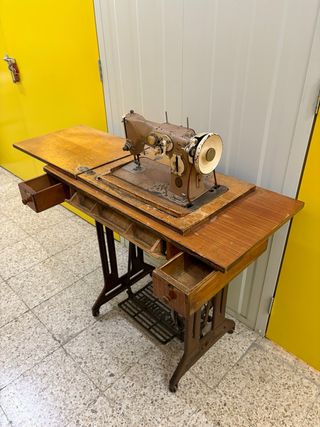 Máquina de coser Singer antigua con mesa