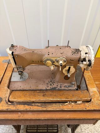 Máquina de coser Singer antigua con mesa