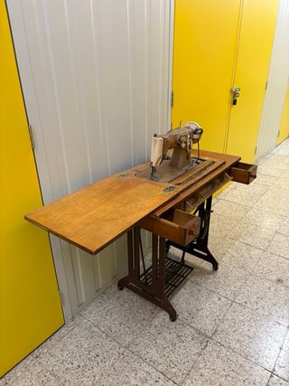 Máquina de coser Singer antigua con mesa