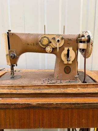 Máquina de coser Singer antigua con mesa