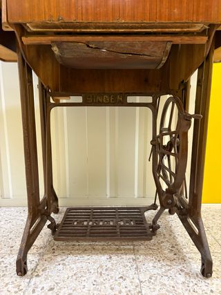 Máquina de coser Singer antigua con mesa