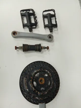 Lote pedales y eje pedalier aluminio