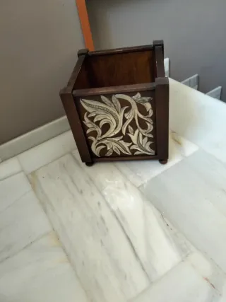 Macetero de madera con diseño floral