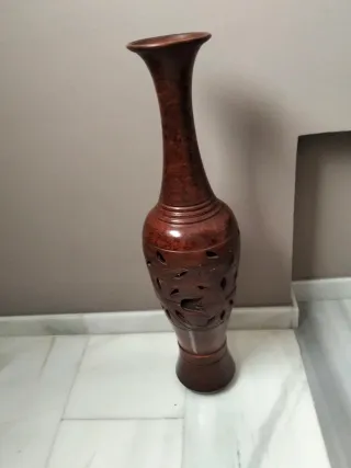 Jarrón de madera tallado