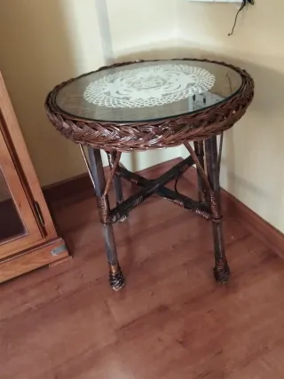 Mesa auxiliar redonda de mimbre y cristal