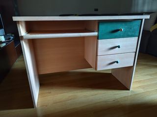 Tavolo da studio con cassetti