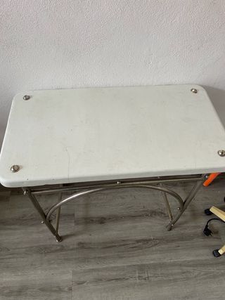 Mesa auxiliar baño metal y porcelana