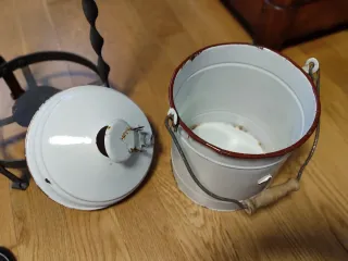 Lavabo antiguo de forja negro, con palangana y cub