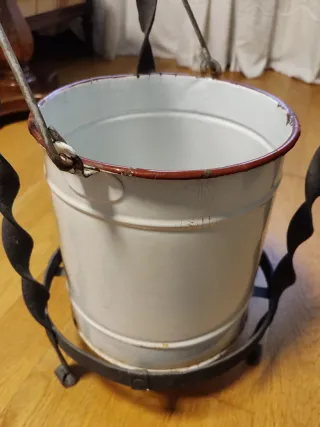 Lavabo antiguo de forja negro, con palangana y cub