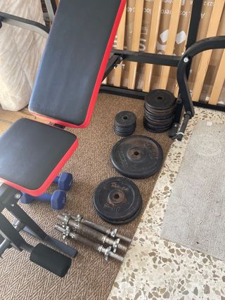 Banco de pesas y discos