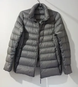 Chaqueta Uniqlo gris acolchada plumas ultra light