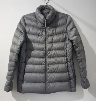 Chaqueta Uniqlo gris acolchada plumas ultra light