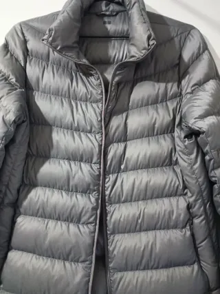 Chaqueta Uniqlo gris acolchada plumas ultra light