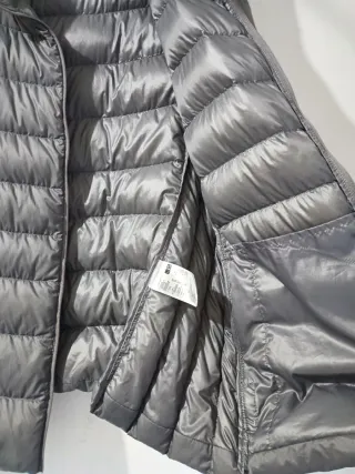Chaqueta Uniqlo gris acolchada plumas ultra light