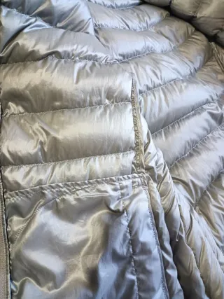 Chaqueta Uniqlo gris acolchada plumas ultra light