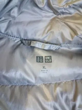 Chaqueta Uniqlo gris acolchada plumas ultra light