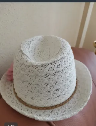 Sombrero blanco para niña