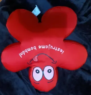 Peluche rojo con cara divertida