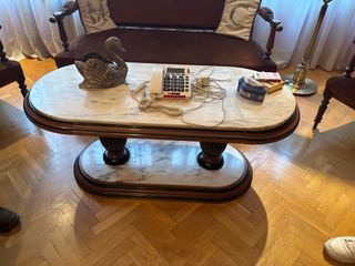 Mesa antigua de mármol y madera